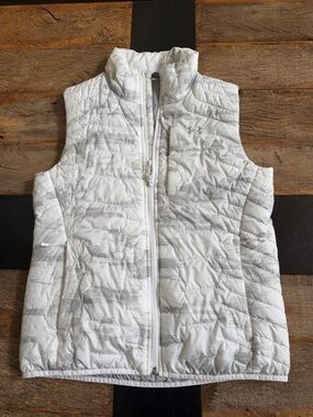 Under Armour Women’s Quilted Puffer Vest with Subtle Gray Pattern. Size S.